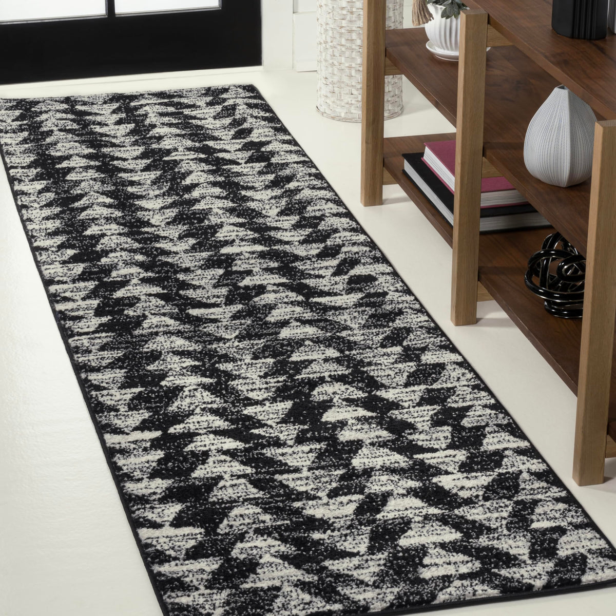 JONATHAN Y Aisha Moroccan Triangle Geometric Cream/Black Indoor Area Rug, 8x10, Contemporary, Modern, Easy-Cleaning for Living Room, Bedroom, Kitchen, Pet Friendly, Non-Shedding (MOH206A-8)