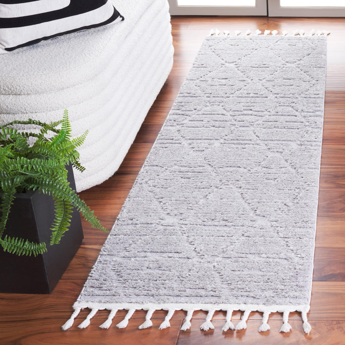 SAFAVIEH Area Rug 8x10 - Marrakesh Collection - Large - Beige, Moroccan Trellis Design with Tassel Detail, Non-Shedding & Easy to Clean, Ideal for Living Room, Bedroom, Dining Space (MRK517C)