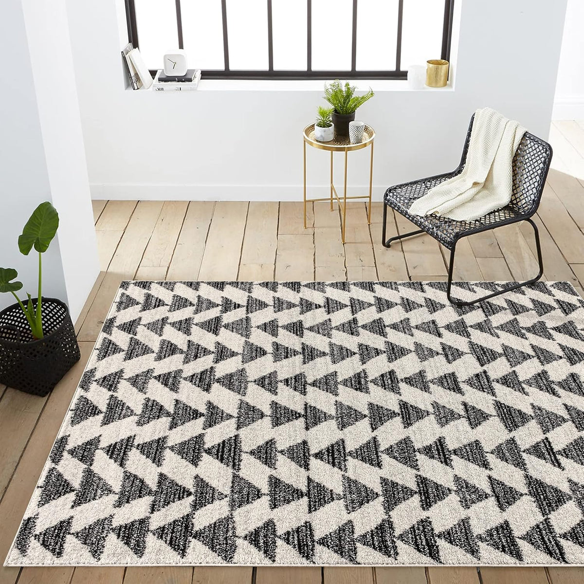 JONATHAN Y Aisha Moroccan Triangle Geometric Cream/Black Indoor Area Rug, 8x10, Contemporary, Modern, Easy-Cleaning for Living Room, Bedroom, Kitchen, Pet Friendly, Non-Shedding (MOH206A-8)