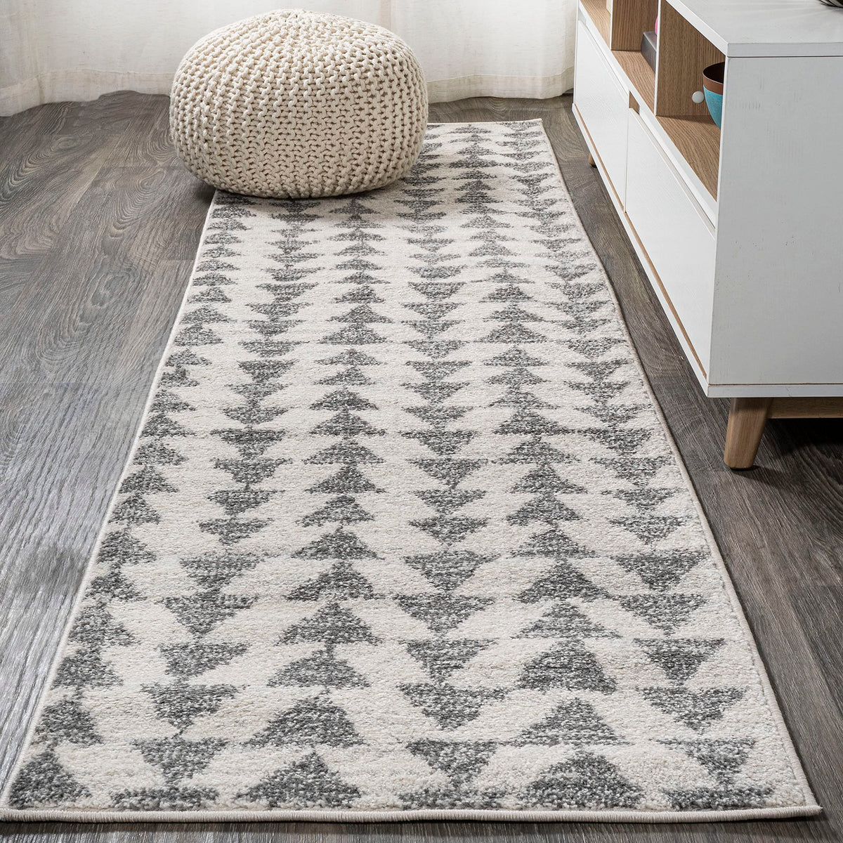 JONATHAN Y Aisha Moroccan Triangle Geometric Cream/Black Indoor Area Rug, 8x10, Contemporary, Modern, Easy-Cleaning for Living Room, Bedroom, Kitchen, Pet Friendly, Non-Shedding (MOH206A-8)