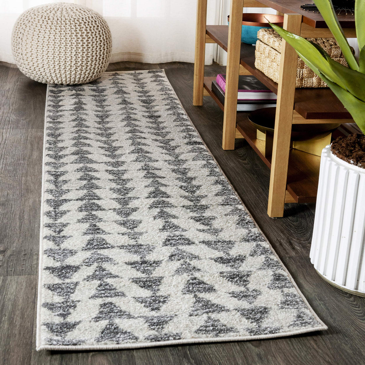 JONATHAN Y Aisha Moroccan Triangle Geometric Cream/Black Indoor Area Rug, 8x10, Contemporary, Modern, Easy-Cleaning for Living Room, Bedroom, Kitchen, Pet Friendly, Non-Shedding (MOH206A-8)